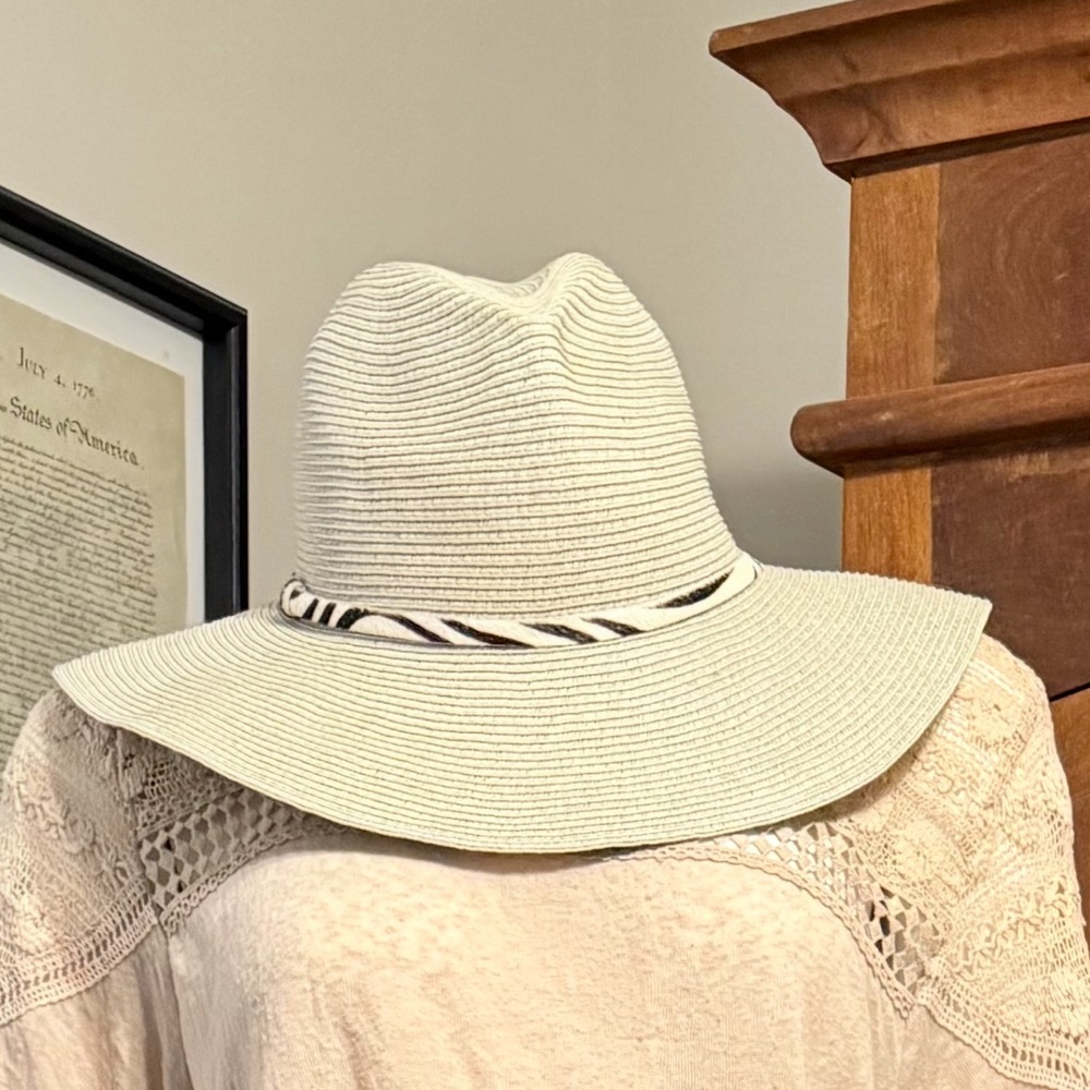Casual floppy hat